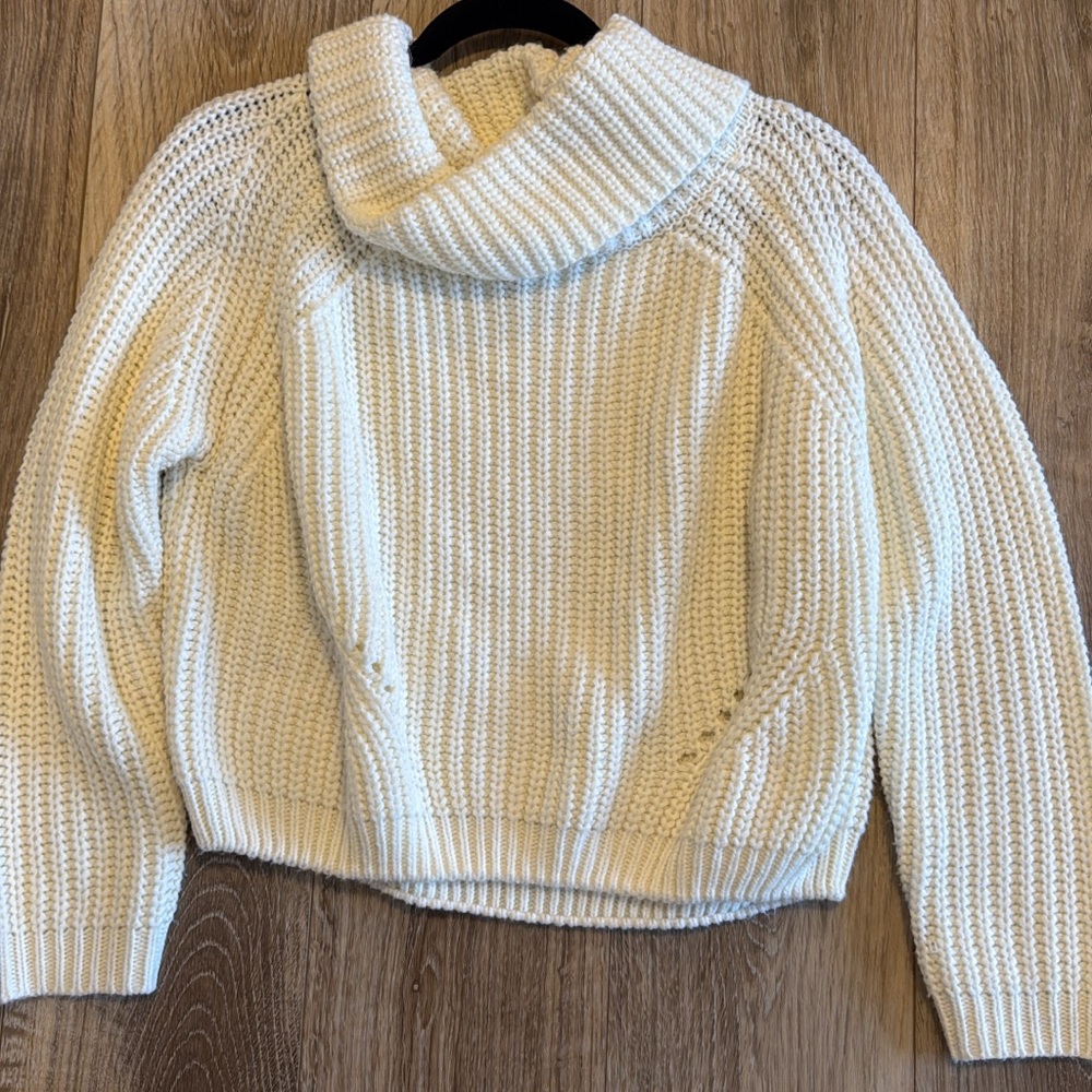 Cream knit turtleneck sweater slightly cropped knitted small